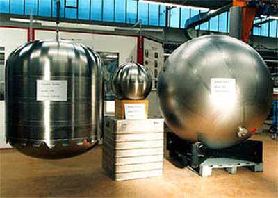 Spacecraft propellant tanks